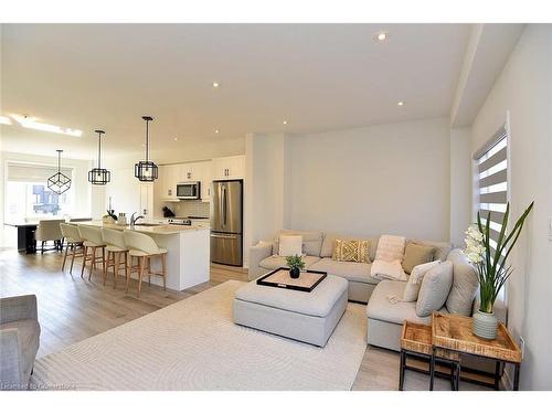 35 Cadwell Lane, Hamilton, ON - Indoor Photo Showing Living Room