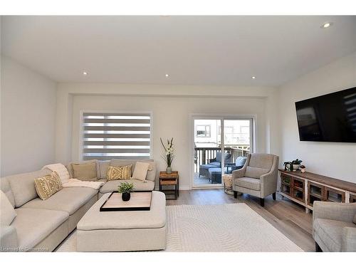 35 Cadwell Lane, Hamilton, ON - Indoor Photo Showing Living Room