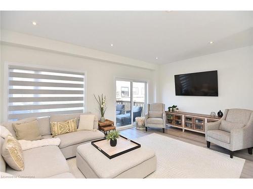 35 Cadwell Lane, Hamilton, ON - Indoor Photo Showing Living Room