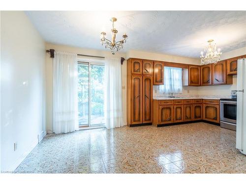 160 Gardiner Drive, Hamilton, ON - Indoor Photo Showing Kitchen