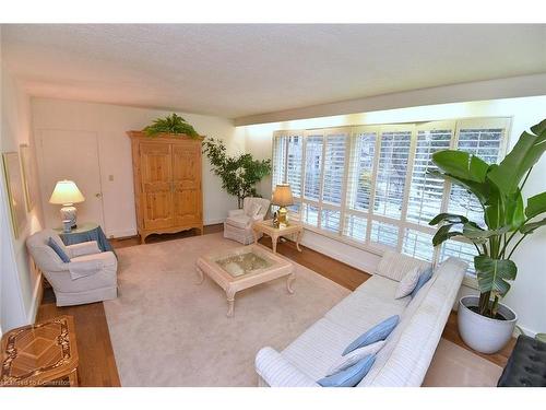 11 Forsyth Place, Hamilton, ON - Indoor Photo Showing Living Room