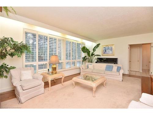 11 Forsyth Place, Hamilton, ON - Indoor Photo Showing Living Room