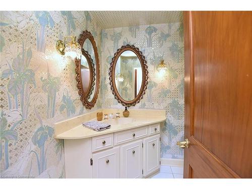 11 Forsyth Place, Hamilton, ON - Indoor Photo Showing Bathroom