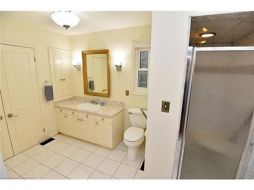 11 Forsyth Place, Hamilton, ON - Indoor Photo Showing Bathroom