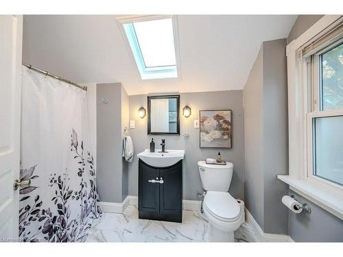 215 Weber Street E, Kitchener, ON - Indoor Photo Showing Bathroom