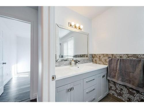 94 Highbury Drive, Hamilton, ON - Indoor Photo Showing Bathroom