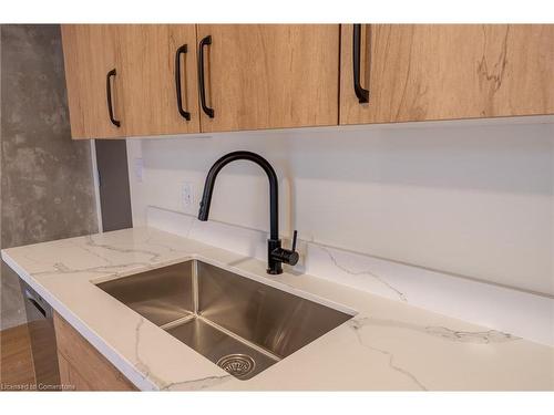 603-11 Robert Street, Hamilton, ON - Indoor Photo Showing Kitchen