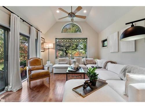 90 Ridge Road, Grimsby, ON - Indoor Photo Showing Living Room