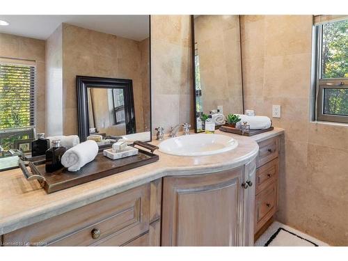 90 Ridge Road, Grimsby, ON - Indoor Photo Showing Bathroom