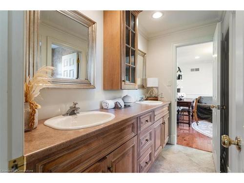 90 Ridge Road, Grimsby, ON - Indoor Photo Showing Bathroom