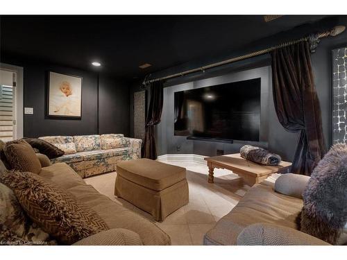 90 Ridge Road, Grimsby, ON - Indoor Photo Showing Living Room