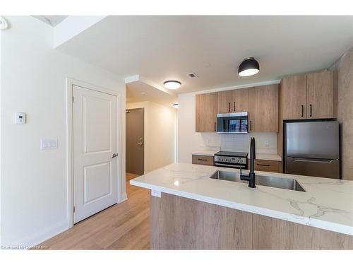 401-11 Robert Street, Hamilton, ON - Indoor Photo Showing Kitchen