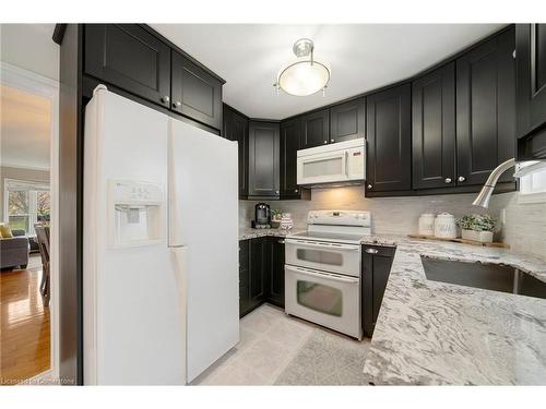 3261 Woodcroft Crescent, Burlington, ON - Indoor Photo Showing Kitchen