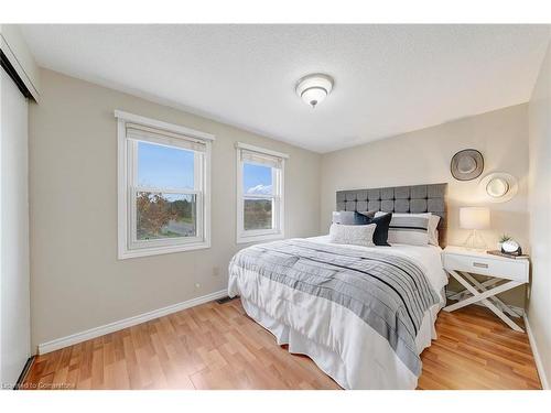 3261 Woodcroft Crescent, Burlington, ON - Indoor Photo Showing Bedroom