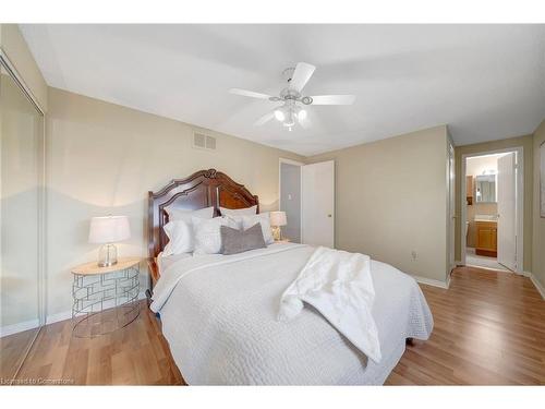 3261 Woodcroft Crescent, Burlington, ON - Indoor Photo Showing Bedroom