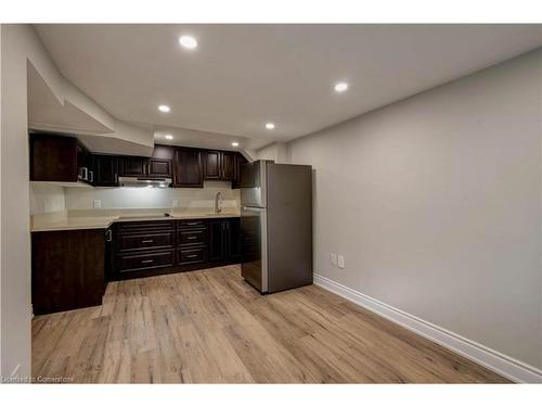 Lower-1417 Augustine Drive, Burlington, ON - Indoor Photo Showing Kitchen