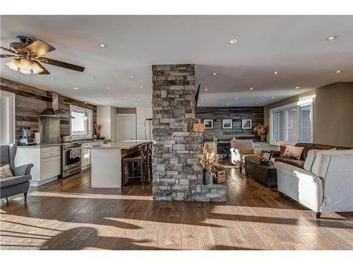 1470 Lower Base Line, Oakville, ON - Indoor Photo Showing Living Room