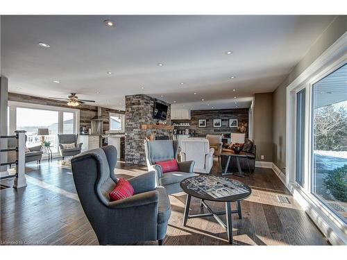 1470 Lower Base Line, Oakville, ON - Indoor Photo Showing Living Room