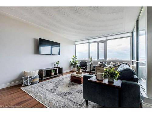 705-40 Harrisford Street, Hamilton, ON - Indoor Photo Showing Living Room