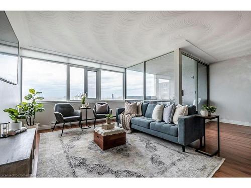 705-40 Harrisford Street, Hamilton, ON - Indoor Photo Showing Living Room