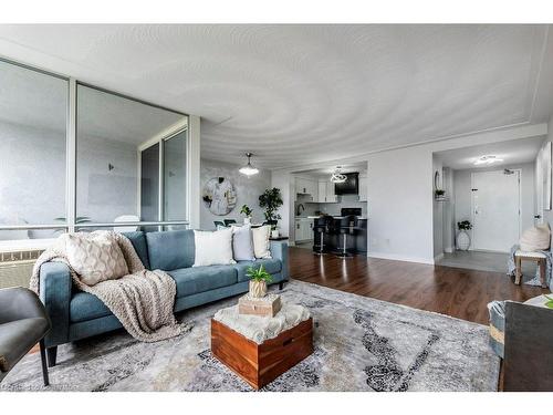 705-40 Harrisford Street, Hamilton, ON - Indoor Photo Showing Living Room