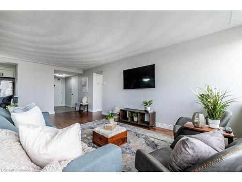 705-40 Harrisford Street, Hamilton, ON - Indoor Photo Showing Living Room