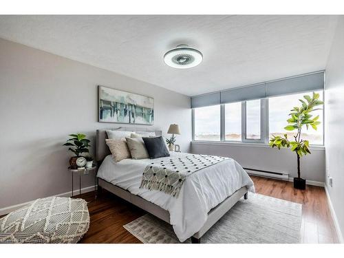 705-40 Harrisford Street, Hamilton, ON - Indoor Photo Showing Bedroom