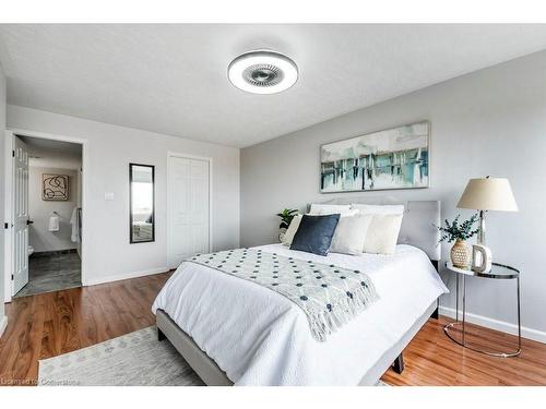 705-40 Harrisford Street, Hamilton, ON - Indoor Photo Showing Bedroom