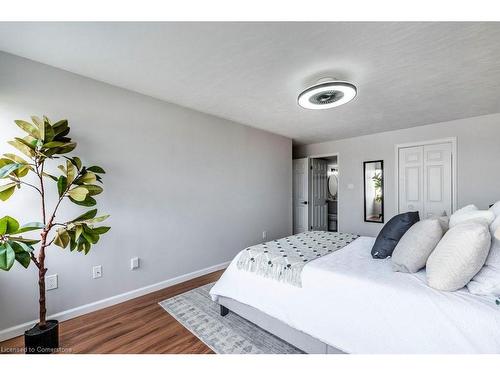 705-40 Harrisford Street, Hamilton, ON - Indoor Photo Showing Bedroom