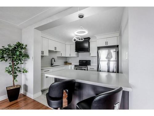 705-40 Harrisford Street, Hamilton, ON - Indoor Photo Showing Kitchen