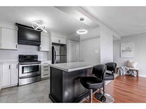 705-40 Harrisford Street, Hamilton, ON - Indoor Photo Showing Kitchen