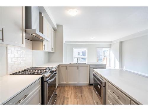 237 Lormont Boulevard, Stoney Creek, ON - Indoor Photo Showing Kitchen With Upgraded Kitchen