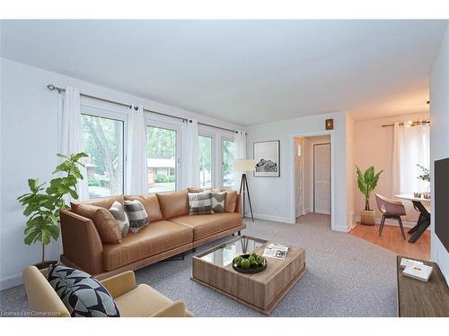 2285 Fassel Avenue, Burlington, ON - Indoor Photo Showing Living Room