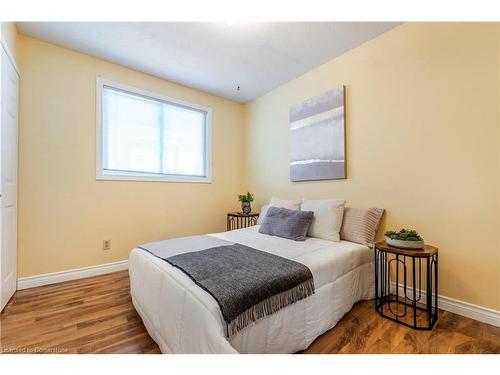 48 Tunbridge Crescent, Hamilton, ON - Indoor Photo Showing Bedroom