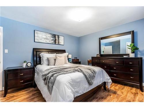 48 Tunbridge Crescent, Hamilton, ON - Indoor Photo Showing Bedroom