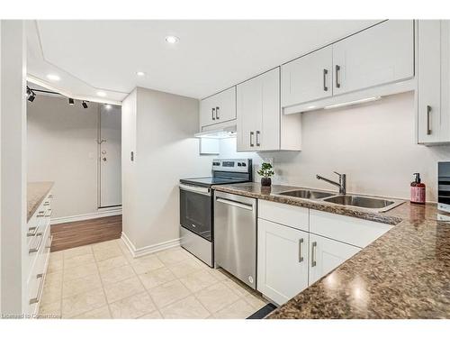 422-895 Maple Avenue, Burlington, ON - Indoor Photo Showing Kitchen With Double Sink