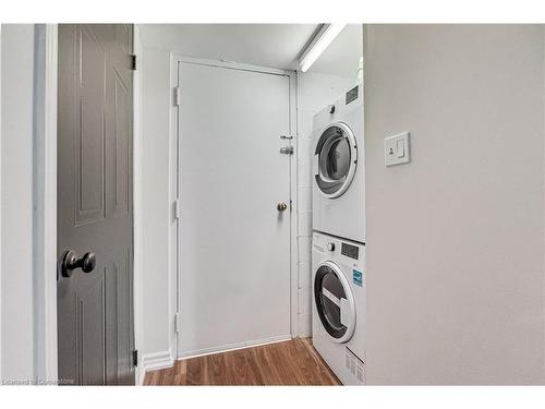 422-895 Maple Avenue, Burlington, ON - Indoor Photo Showing Laundry Room