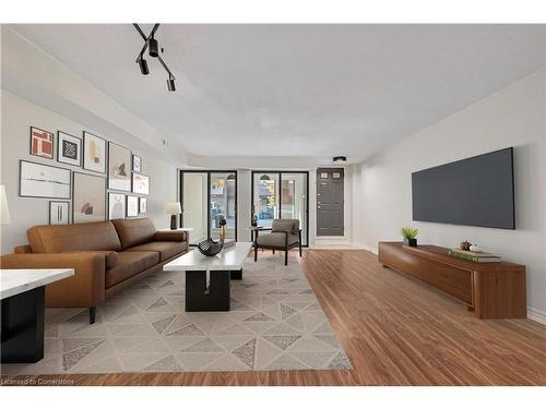 422-895 Maple Avenue, Burlington, ON - Indoor Photo Showing Living Room