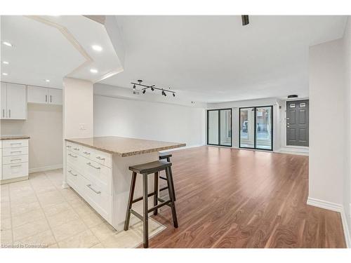 422-895 Maple Avenue, Burlington, ON - Indoor Photo Showing Kitchen