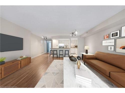 422-895 Maple Avenue, Burlington, ON - Indoor Photo Showing Living Room