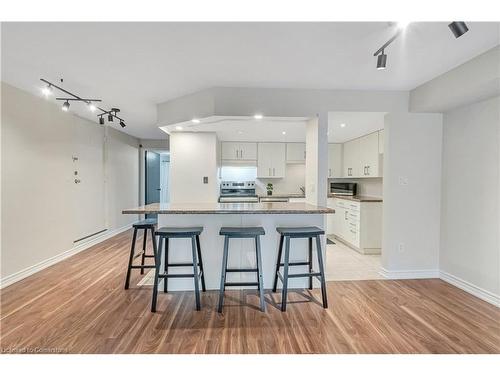 422-895 Maple Avenue, Burlington, ON - Indoor Photo Showing Kitchen