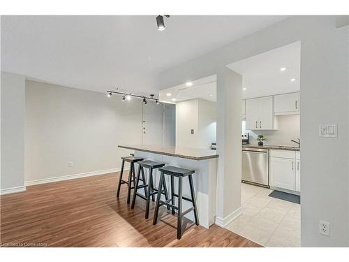 422-895 Maple Avenue, Burlington, ON - Indoor Photo Showing Kitchen With Upgraded Kitchen