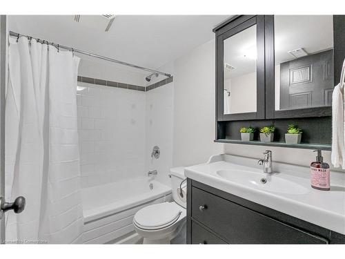 422-895 Maple Avenue, Burlington, ON - Indoor Photo Showing Bathroom