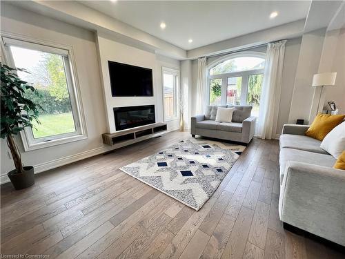 14 Lakeview Drive, Stoney Creek, ON - Indoor Photo Showing Living Room