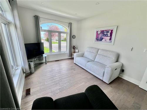 14 Lakeview Drive, Stoney Creek, ON - Indoor Photo Showing Living Room