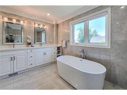 14 Lakeview Drive, Stoney Creek, ON - Indoor Photo Showing Bathroom