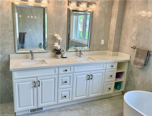 14 Lakeview Drive, Stoney Creek, ON - Indoor Photo Showing Bathroom