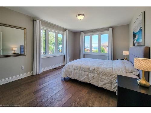 14 Lakeview Drive, Stoney Creek, ON - Indoor Photo Showing Bedroom