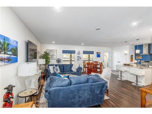 11417 Lakeshore Road, Wainfleet, ON - Indoor Photo Showing Living Room