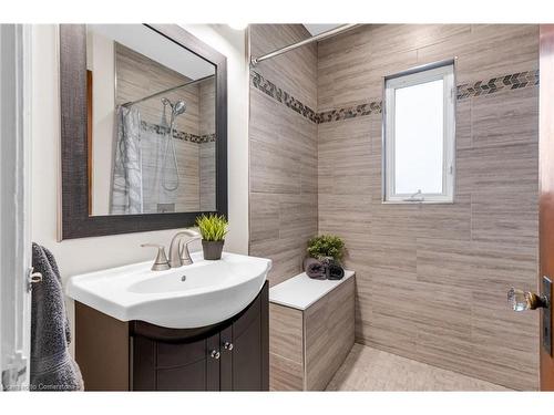 155 Walter Avenue S, Hamilton, ON - Indoor Photo Showing Bathroom